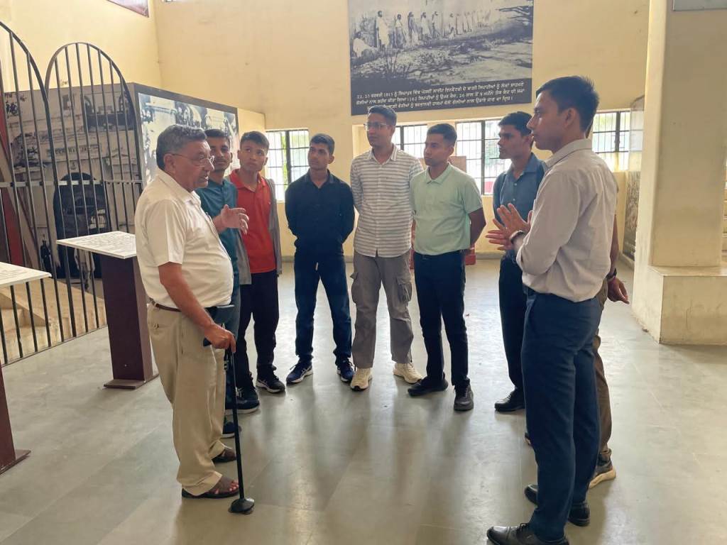 Youths who came to join the army saw the memorial of the Ghadri Babas
